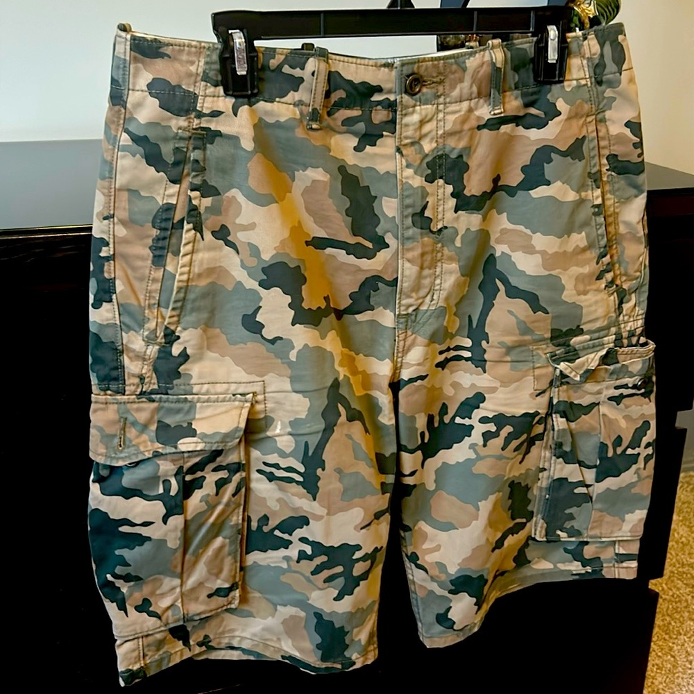 Camouflage mens short pants.